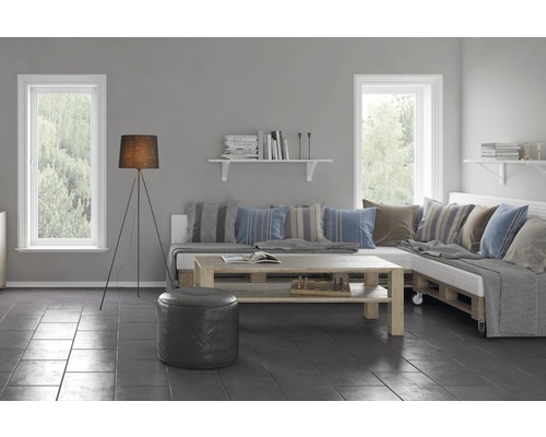 Vardagsrum med fönster, golvplattor, golvlampa och soffa av pallar