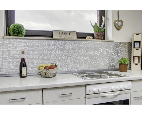 Köksscen med mosaikvägg, spis och dekorationer