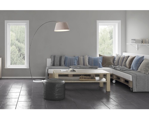 Vardagsrum med fönster, golvlampa, soffa av lastpallar, soffbord och pall