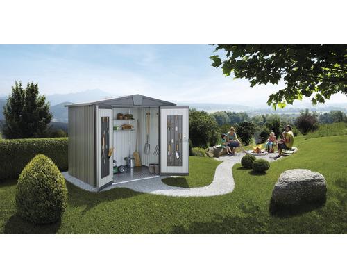 Trädgårdsscen med redskapsbod, familj och eldstad