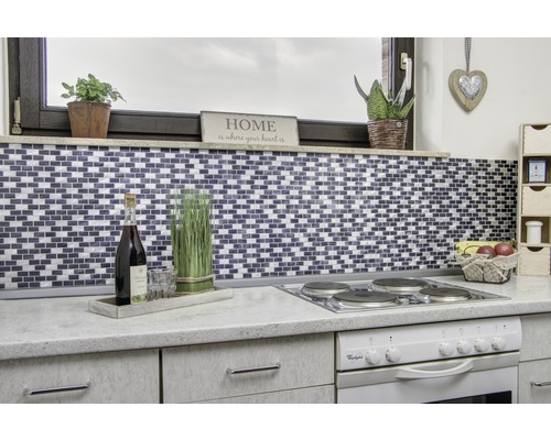 Köksscen med mosaikvägg, spis och dekoration