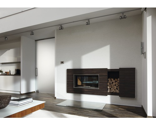 Modernt vardagsrum med öppen spis, vedställ och skjutdörr