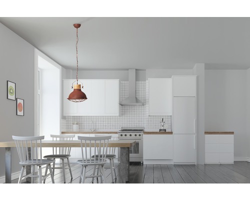 Ljust kök med matbord, stolar och hänglampa