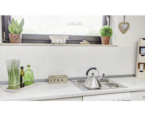 Köksscen med kakel, spishäll och dekoration