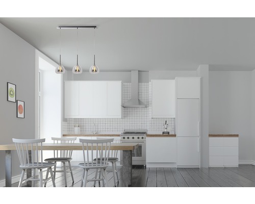 Ljust kök med matbord och taklampa med tre lampor