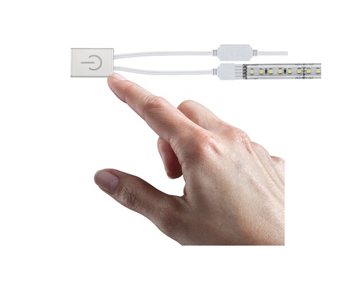 En hand rör en strömbrytare för LED-strips.