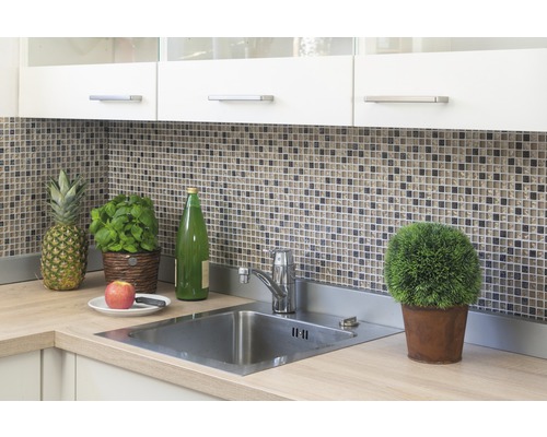 Diskho med blandare, mosaikplattor, köksskåp och dekorationer som en ananas och en kruka basilika