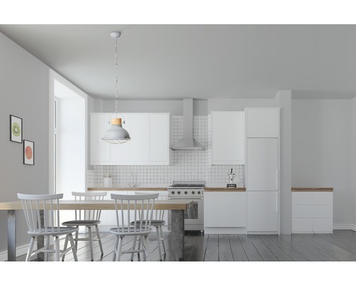 Ljust kök med matbord och stolar