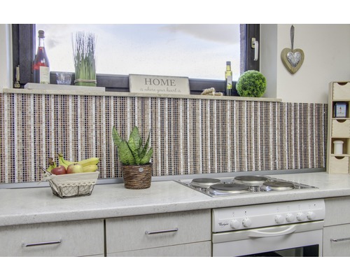 Köksscen med mosaikvägg, fruktkorg och spis