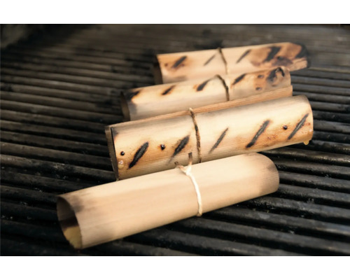 Grillspett av cederträ på ett grillgaller