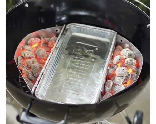 Grill med kolhållare och aluminiumform för indirekt grillning