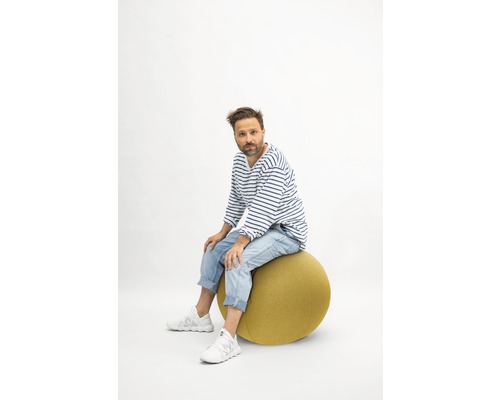 Man sitter på en gymnastikboll