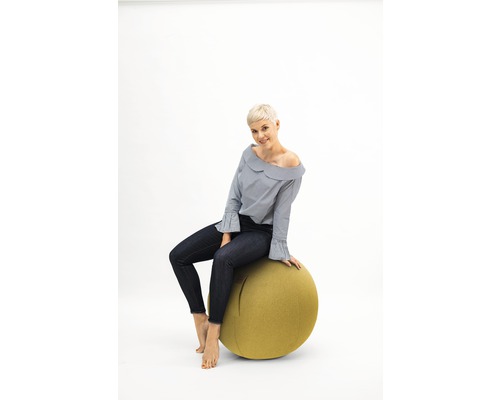 Kvinna sitter på en gymnastikboll