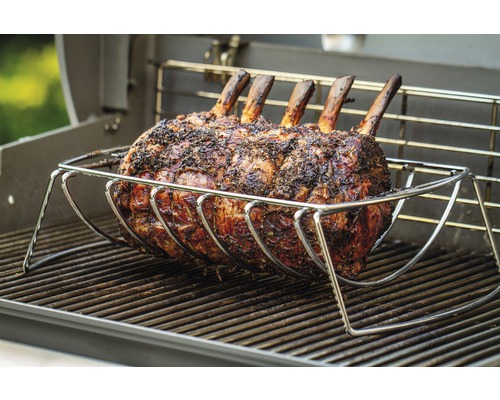 En bit stek i en grillkorg på en grill.