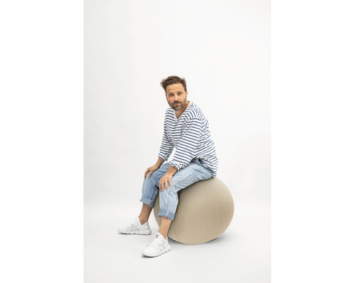 Man sitter på en gymnastikboll