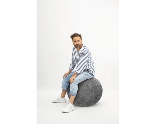 Man sitter på en grå sittboll