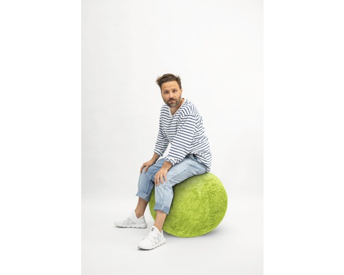 Man sitter på en grön sittboll