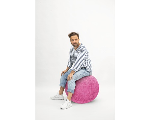 Man sitter på en gymnastikboll