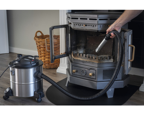 Kamin rengörs med asksugare.