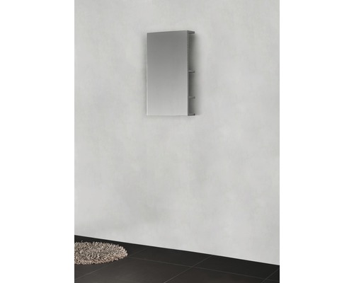 Badrum med spegelskåp och förvaringshyllor