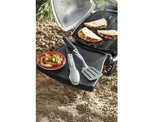 Grillscen med tacos, grilltång och stekspade på ett grillbord