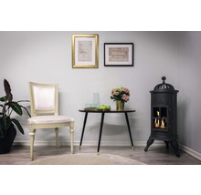 Vardagsrum med kamin, stol och bord