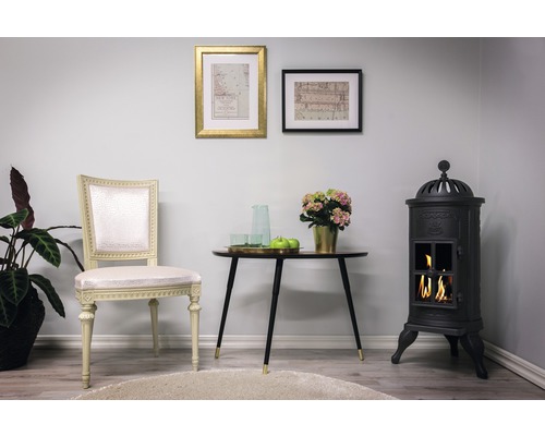 Vardagsrum med kamin, stol och bord