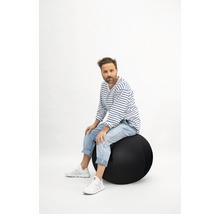 Man sitter på en gymnastikboll