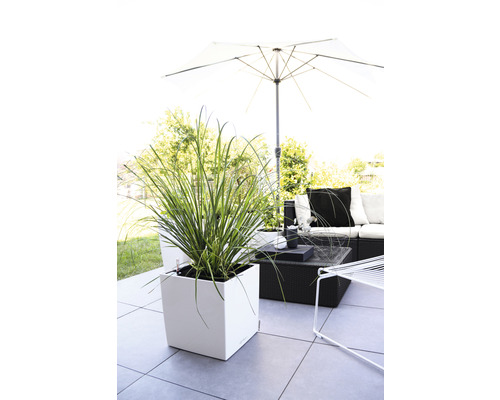 Terrass med växtlåda, sittgrupp och parasoll för utomhusbruk