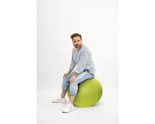 Man sitter på en gymnastikboll