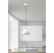 Taklampa i lantlig stil ovanför ett matbord i ett kök