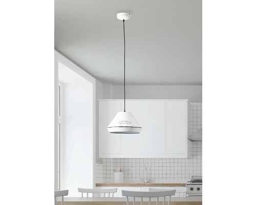 Taklampa i lantlig stil ovanför ett matbord i ett kök