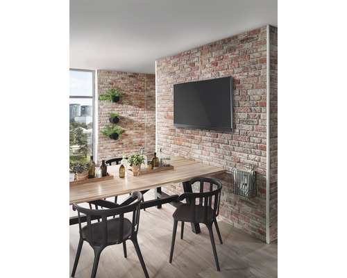 Matsal med tegelvägg, matbord och TV