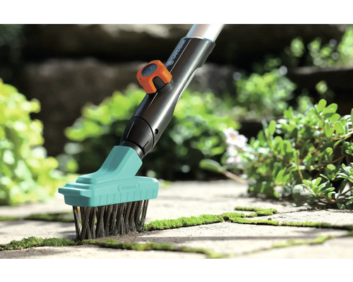 Gardena fogborste med stålborst som används för att ta bort mossa från stenplattor