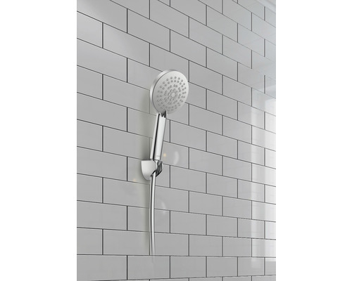 Handdusch på en vägg med rektangulära plattor