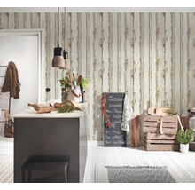 Kök med köksö, trälådor och väggbeklädnad med trälook