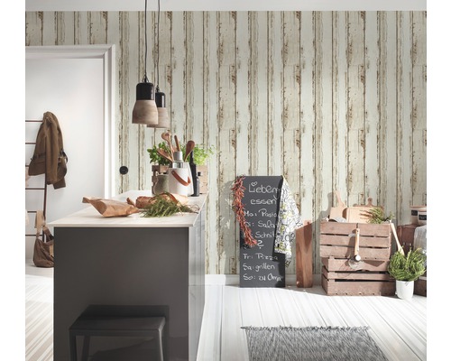 Kök med köksö, trälådor och väggbeklädnad med trälook