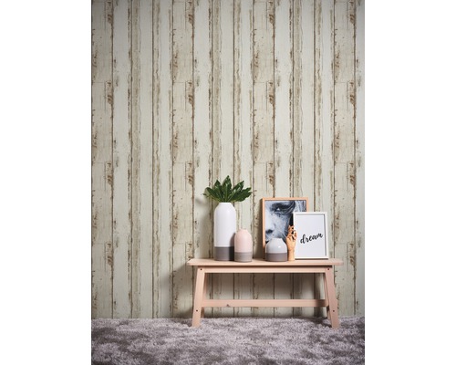 Väggdekoration med tapet i träutseende, dekoration och litet bord