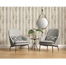 Vardagsrumsdesign med två fåtöljer, sidobord, spegel och tapet med träpanel