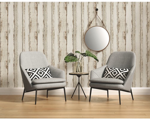 Vardagsrumsdesign med två fåtöljer, sidobord, spegel och tapet med träpanel