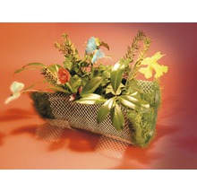 Blomsterarrangemang med blommor och dekorativa element i en behållare