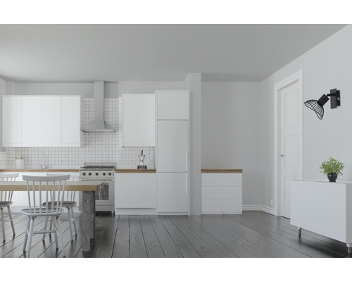 Ljust kök med vita skåp, träbord och dekorativ vägglampa