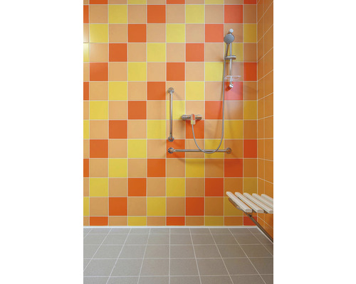 Tillgänglighetsanpassad dusch med stödhandtag, duschstol och kvadratiska väggplattor