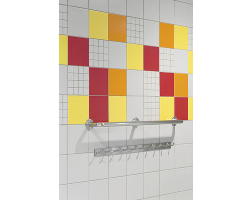 Väggplattor med färgglada detaljer och metallhängare med krokar