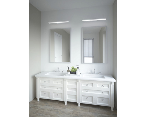 Badrum med dubbla handfat, speglar och belysning