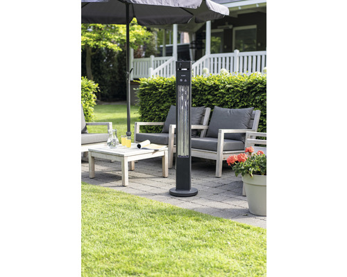 Terrass med värmare, sittgrupp och parasoll