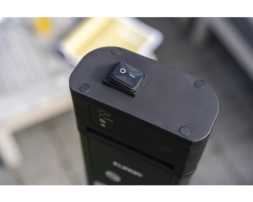 Närbild av en dokumentförstörare med strömbrytare och LED-indikatorer.