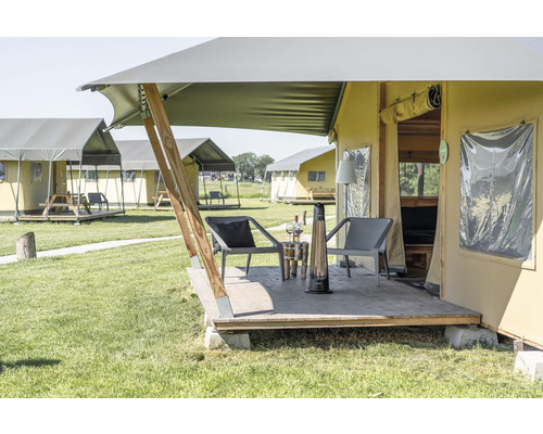 Camping med tält, terrass, stolar och terrassvärmare