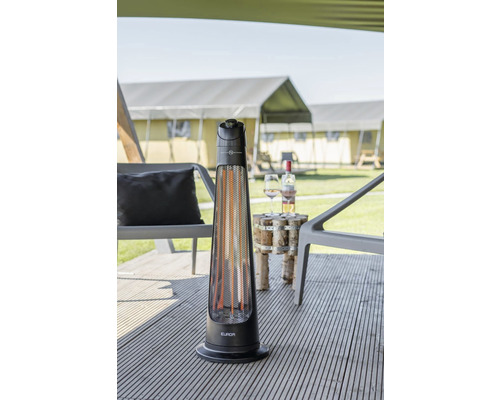 Terrassvärmare på en terrass med stolar och bord