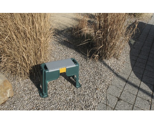 Trädgårdspall med förvaring på grusgång i trädgården